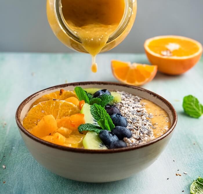 Healthy and refreshing smoothie bowl topped with fresh fruits and seeds Healthy and colorful smoothie bowl topped with fresh fruits, granola, and chia seeds – perfect for a refreshing breakfast.